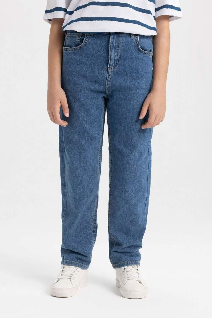 بنطلون جينز قصة فضفاضة